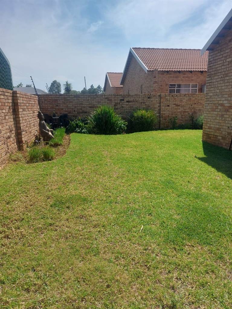 2 Bed Townhouse in Wilkoppies photo number 13