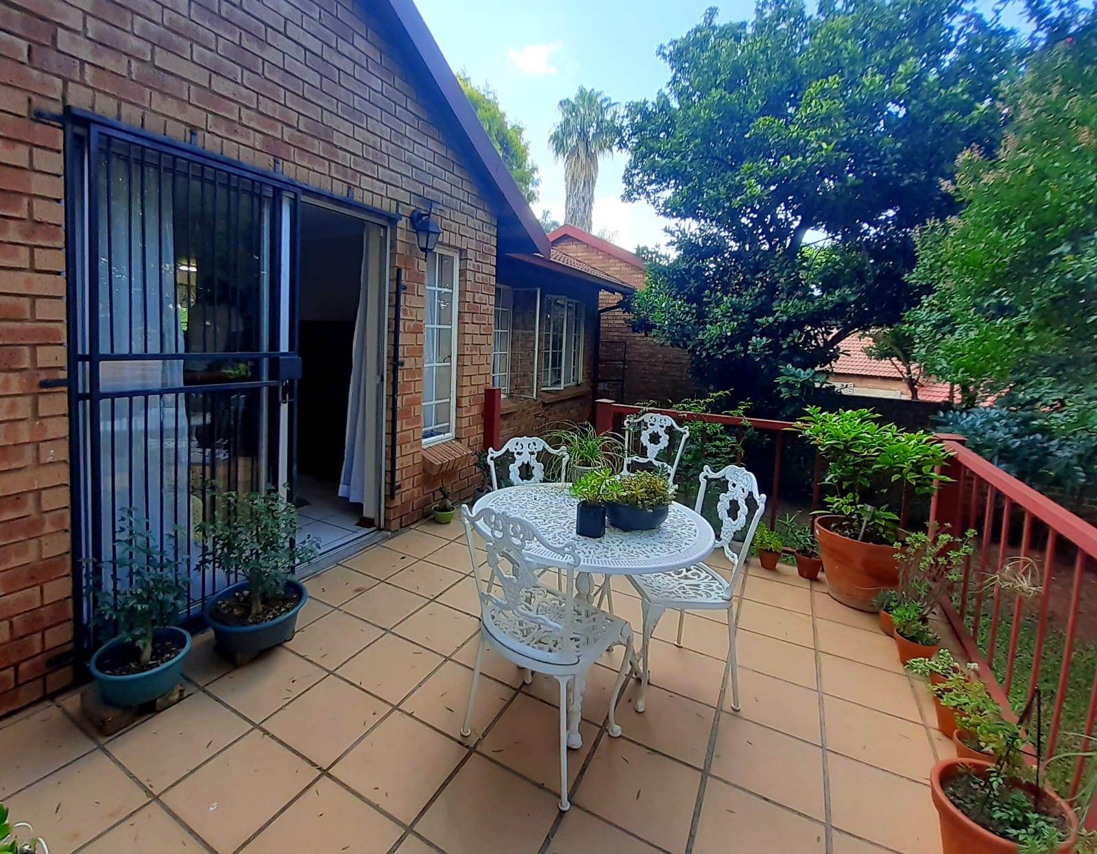 3 Bed Townhouse in Waterkloof Park photo number 2