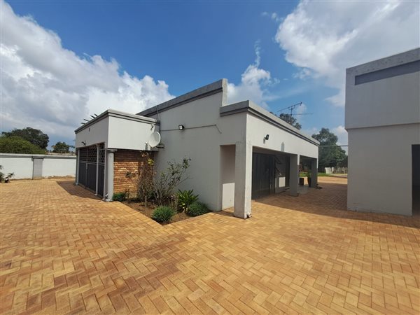 4 Bedroom House 4 Bedroom House