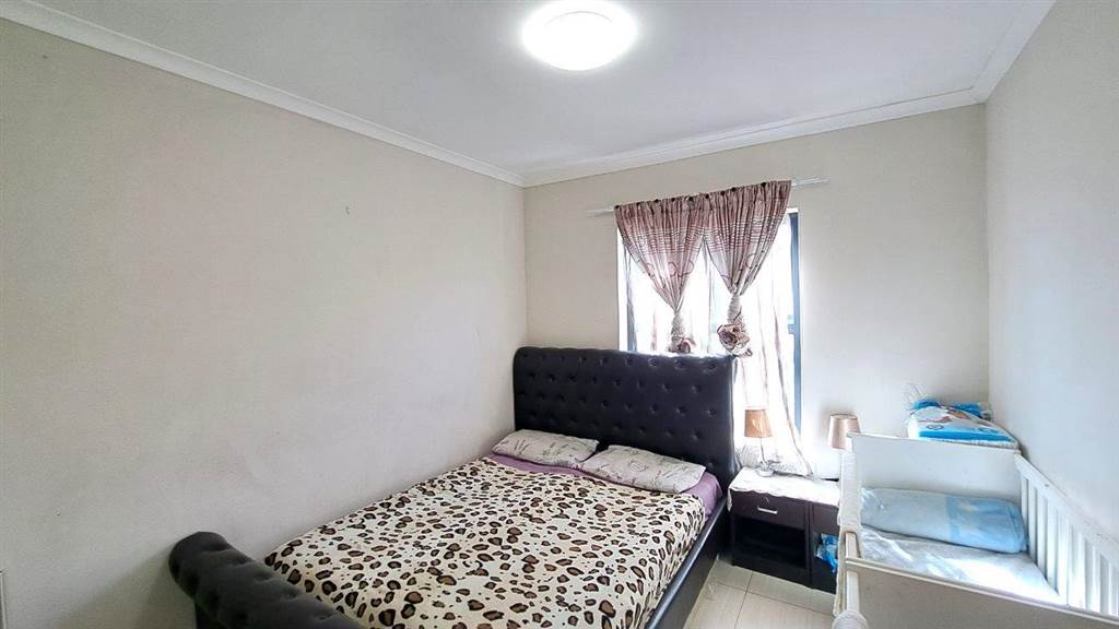 2 Bed Apartment in Parklands East photo number 9