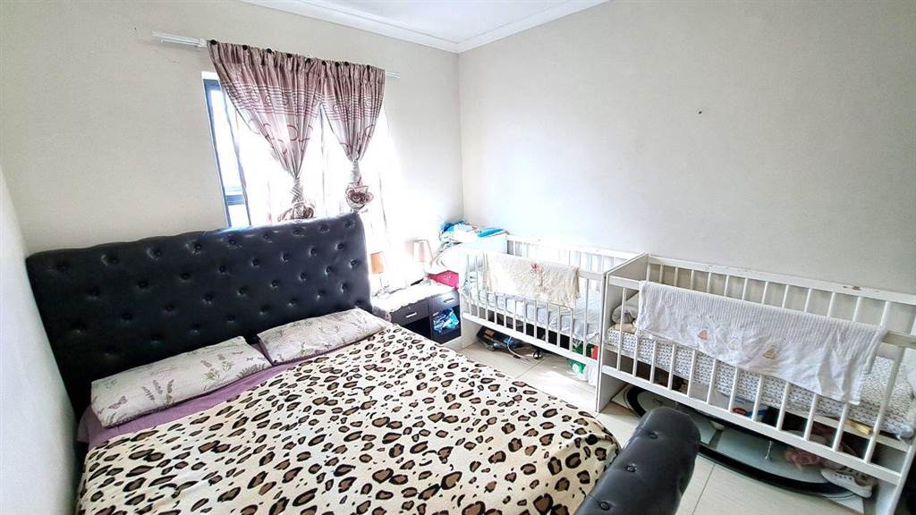 2 Bed Apartment in Parklands East photo number 8