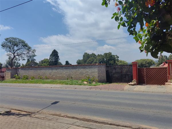 2300 m² Land available in Kew