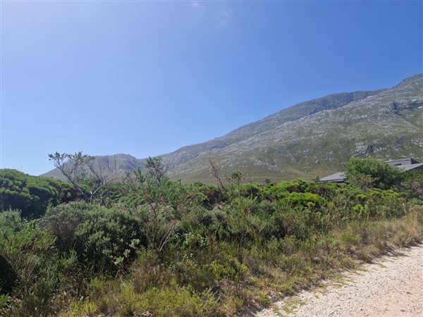 1 053 m² Land