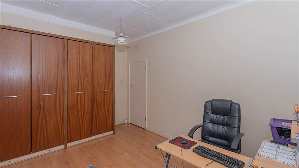 4 Bed House in Cyrildene photo number 17