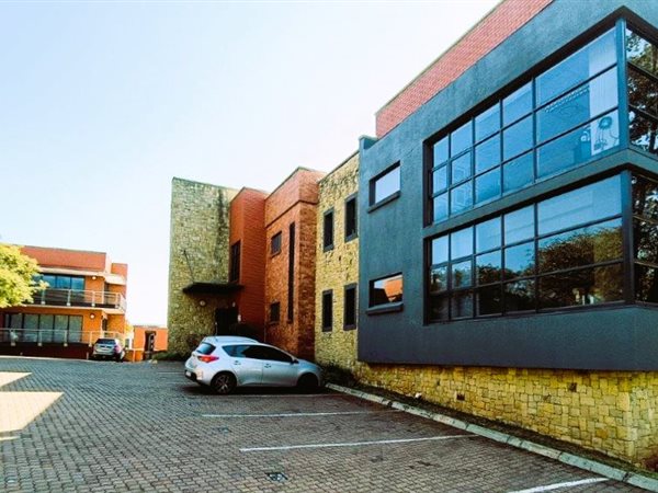 153  m² Commercial space