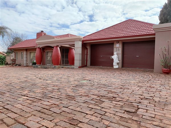 4 Bedroom House 4 Bedroom House