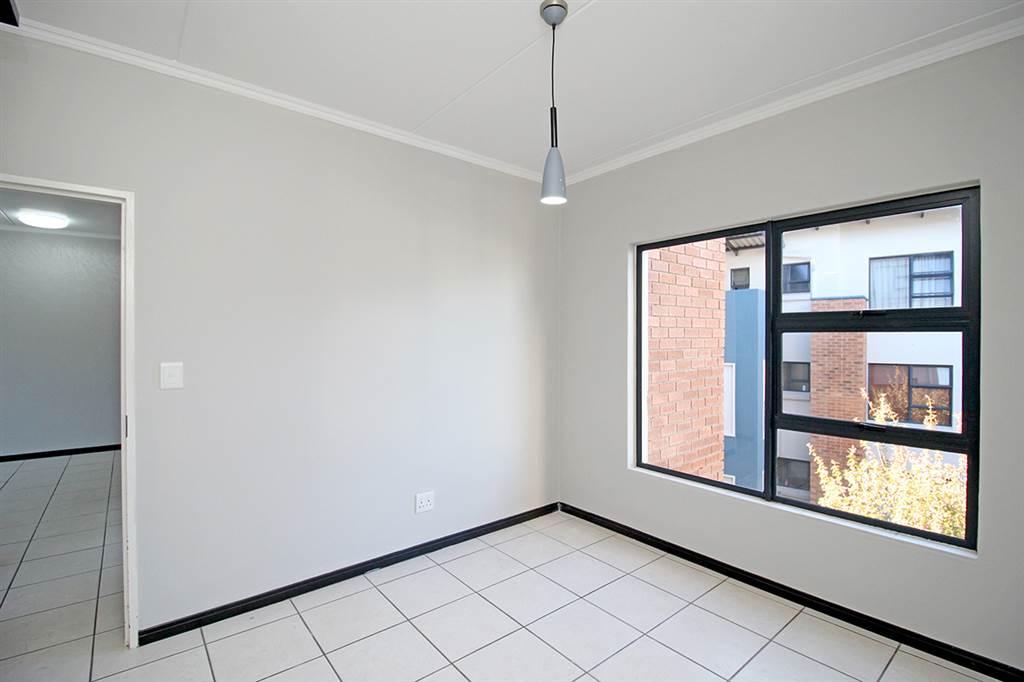 2 Bed Apartment in Greenstone Gate photo number 4