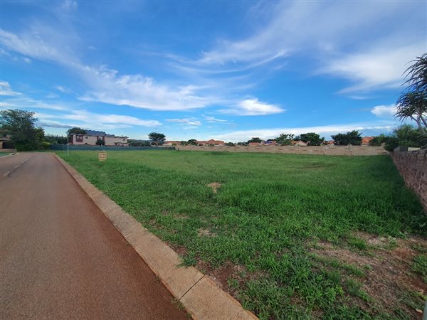 1000 m² Land available in Silver Lakes