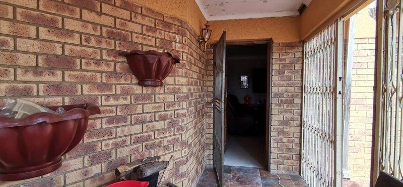 3 Bed House in Bloemfontein photo number 4