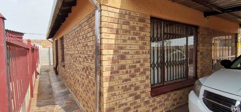 3 Bed House in Bloemfontein photo number 2