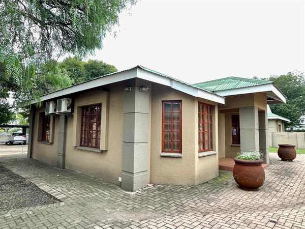 100  m² Commercial space in Middelburg Central