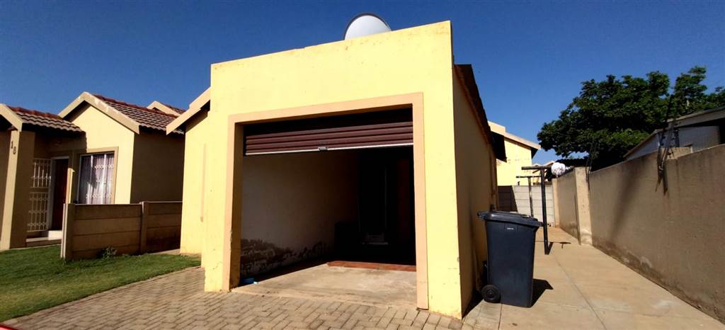 2 Bed Townhouse in Mohlakeng photo number 2