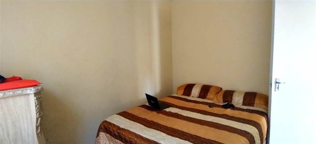 2 Bed Townhouse in Mohlakeng photo number 8