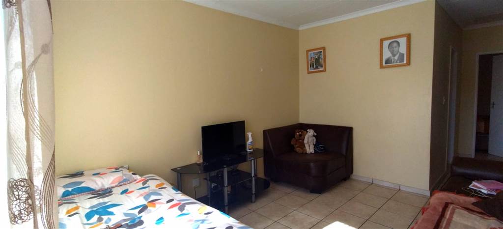 2 Bed Townhouse in Mohlakeng photo number 4