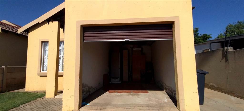 2 Bed Townhouse in Mohlakeng photo number 3