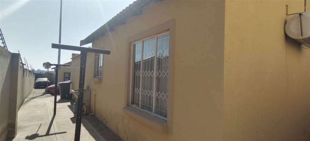 2 Bed Townhouse in Mohlakeng photo number 11