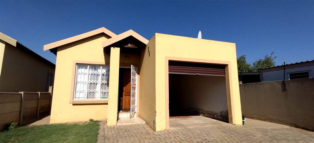 2 Bed Townhouse in Mohlakeng photo number 1