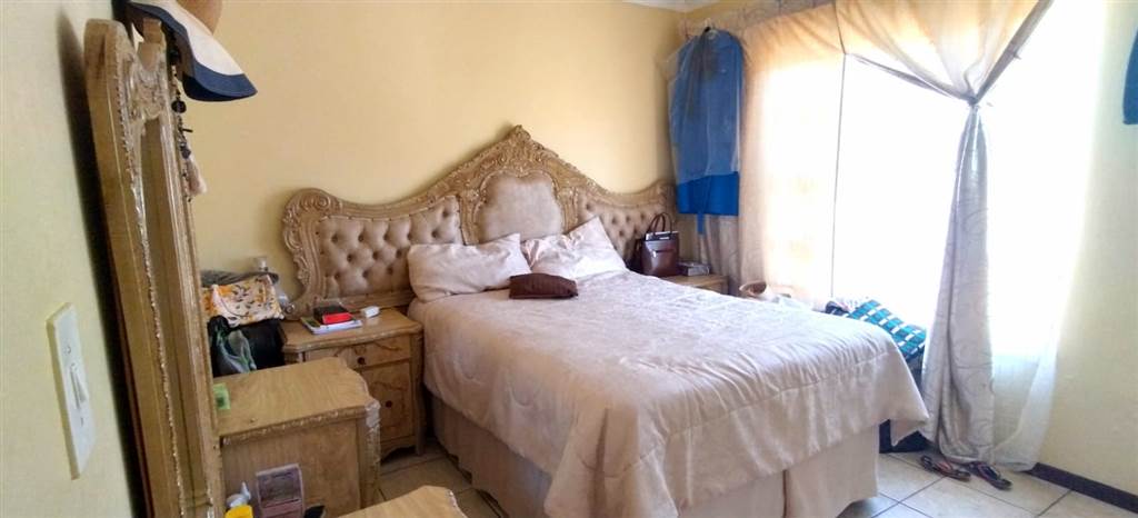 2 Bed Townhouse in Mohlakeng photo number 7