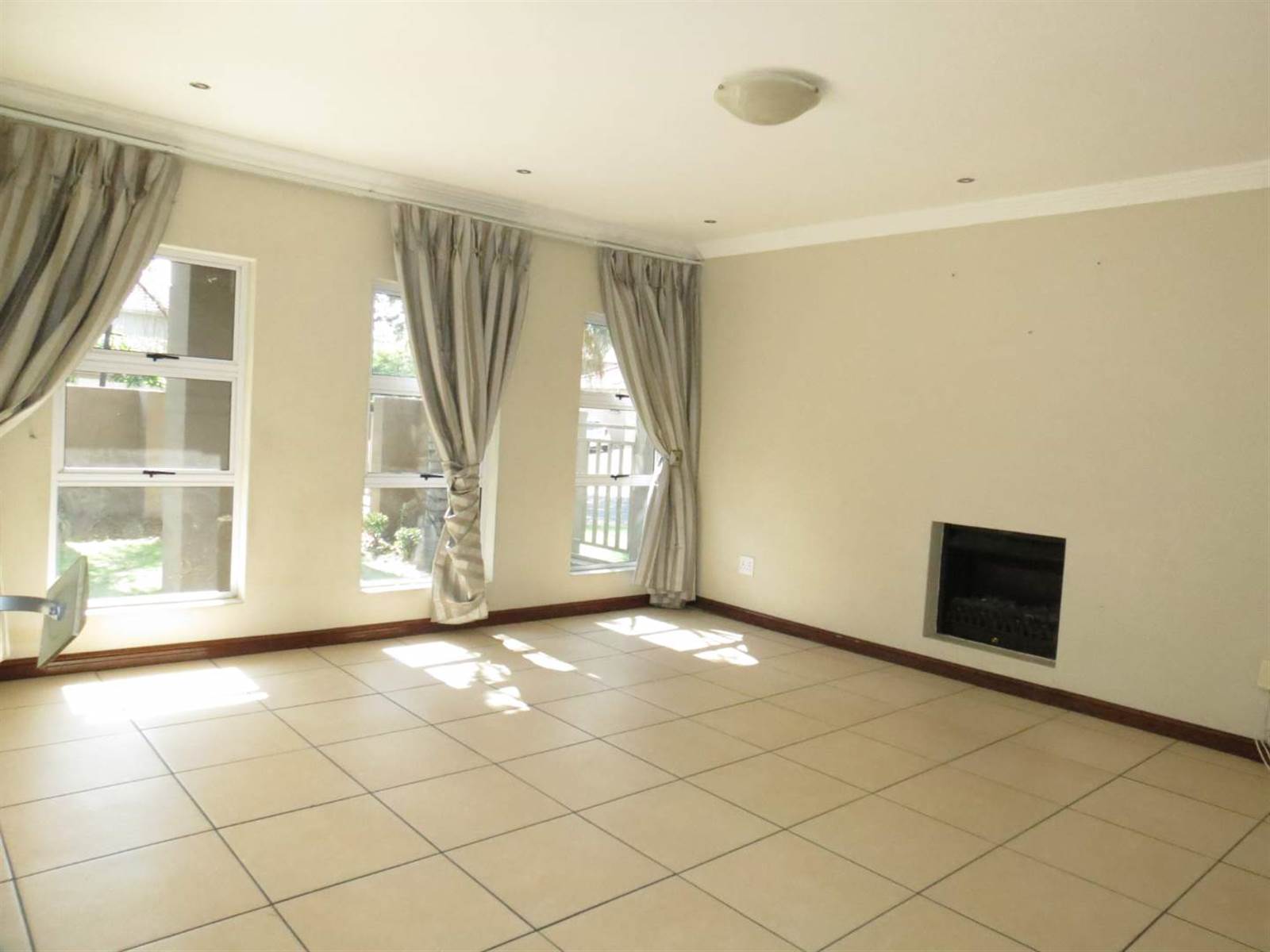 4 Bed House in Greenstone Hill photo number 4