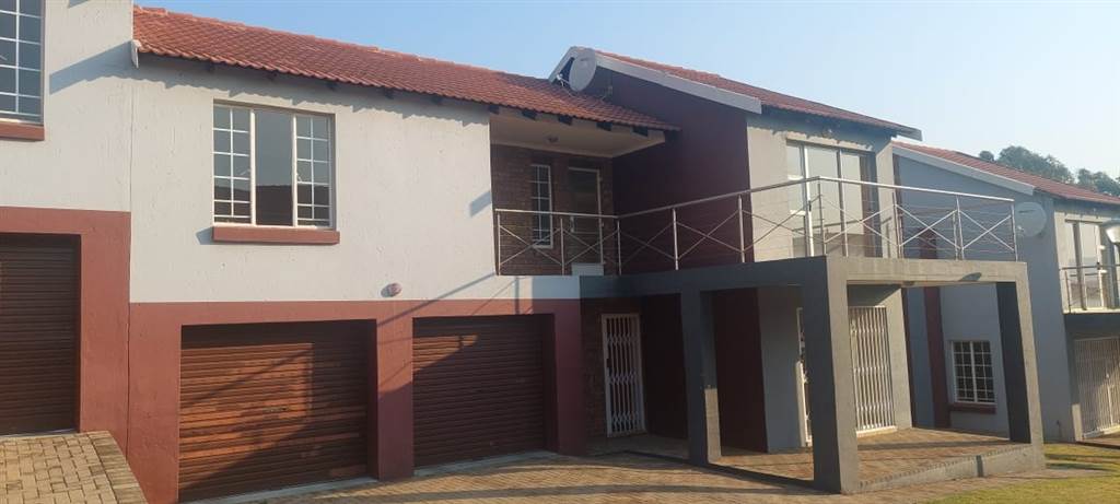 4 Bed Townhouse in Lydenburg photo number 2