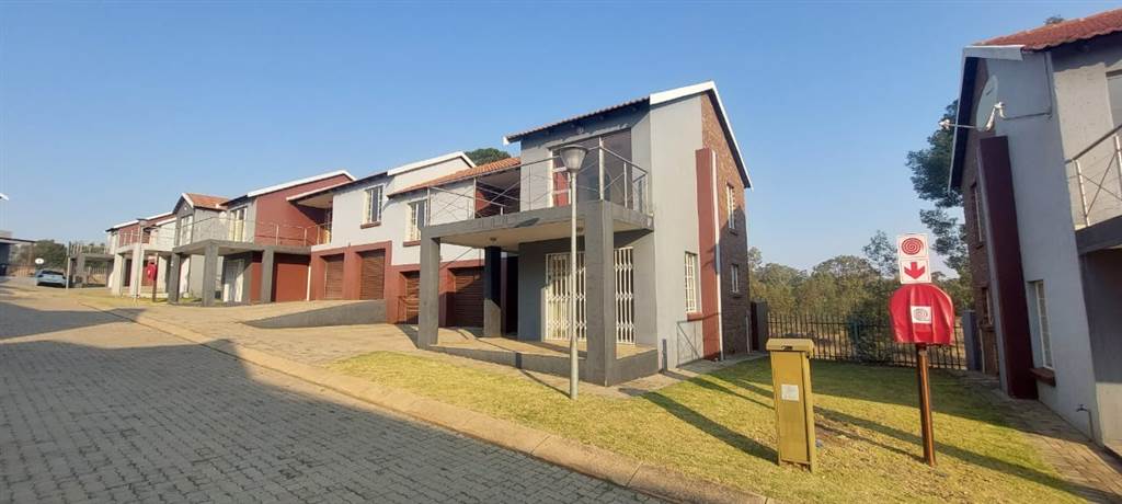 4 Bed Townhouse in Lydenburg photo number 3