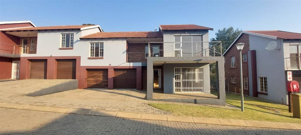 4 Bed Townhouse in Lydenburg photo number 4