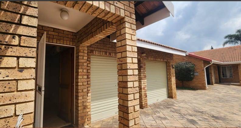 3 Bed Townhouse in Rooihuiskraal North photo number 2