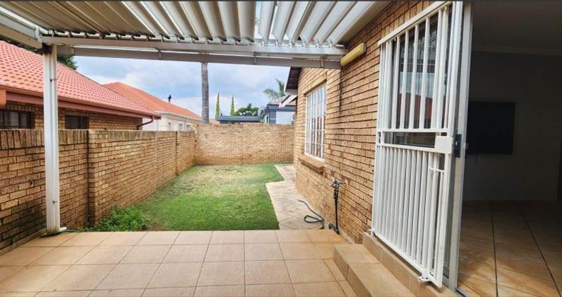 3 Bed Townhouse in Rooihuiskraal North photo number 23