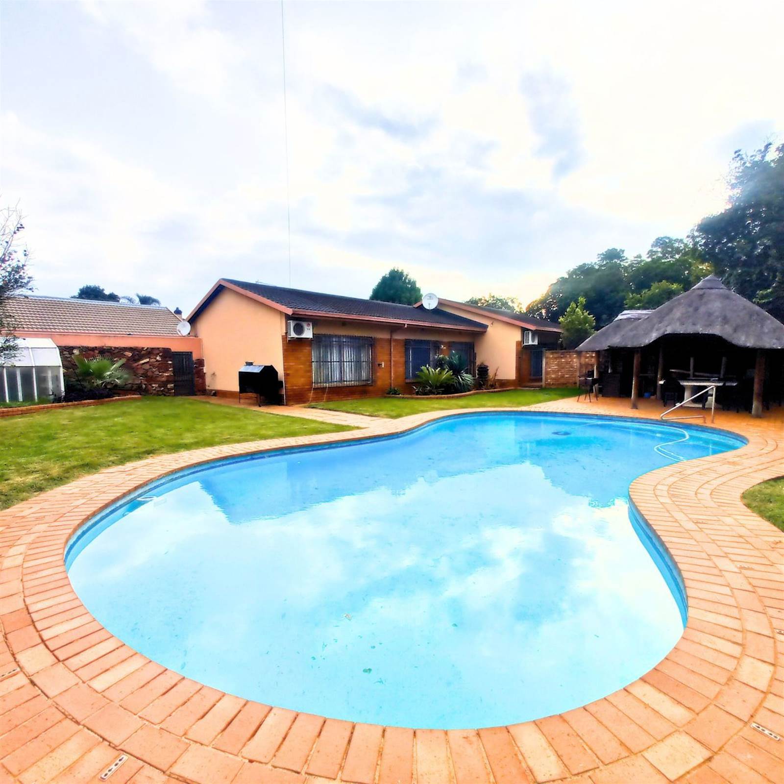 3 Bed Apartment in Parktown Estate photo number 1