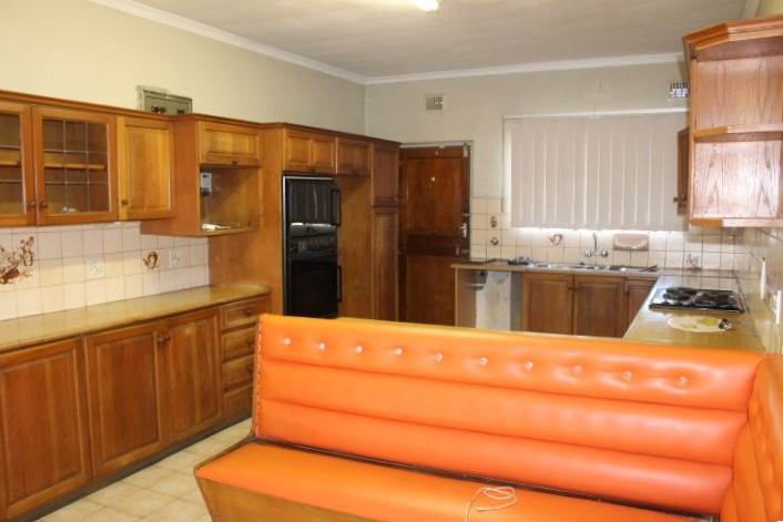 6 Bed House in Parow photo number 8