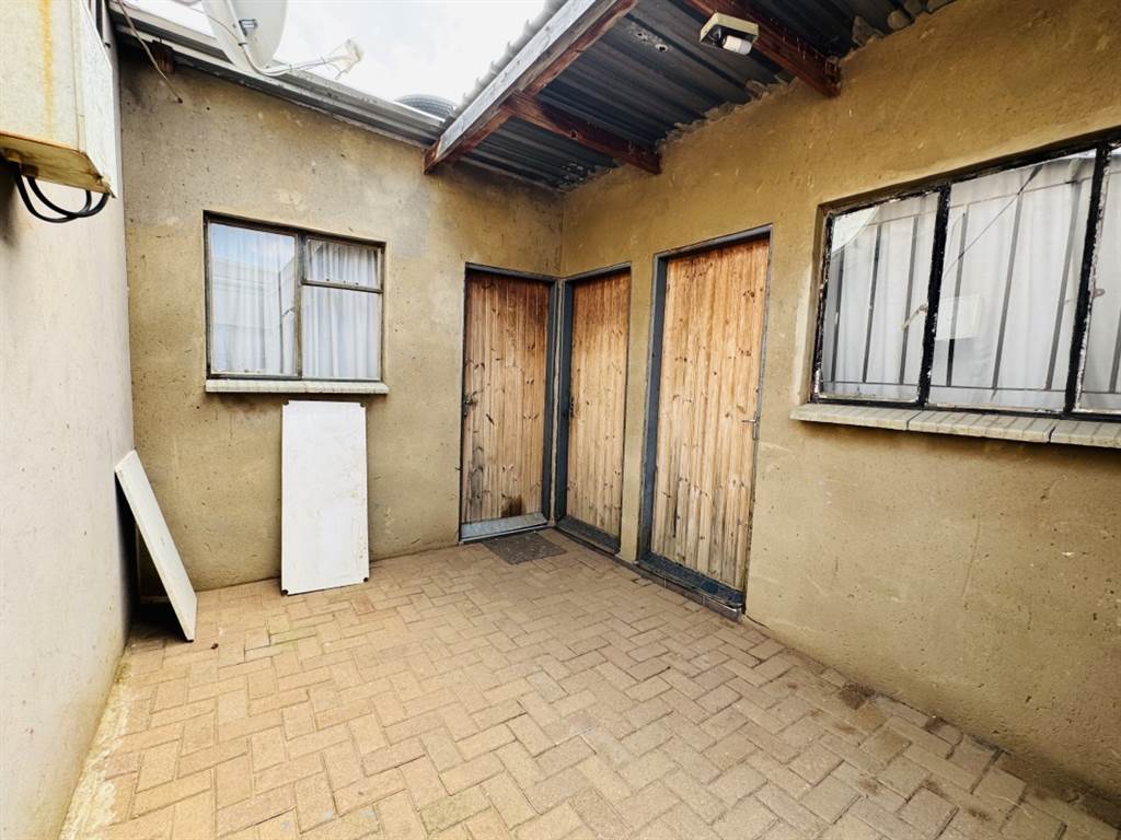 5 Bed House in Daveyton photo number 6