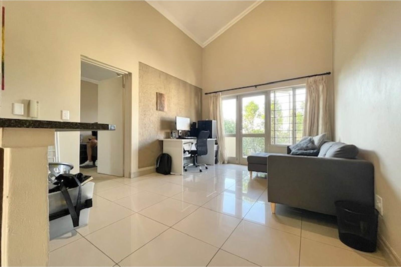 1 Bed Apartment in Parktown North photo number 6