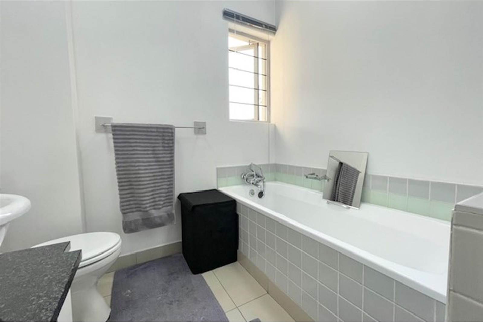 1 Bed Apartment in Parktown North photo number 15