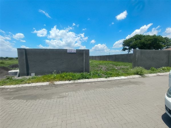 275 m² Land