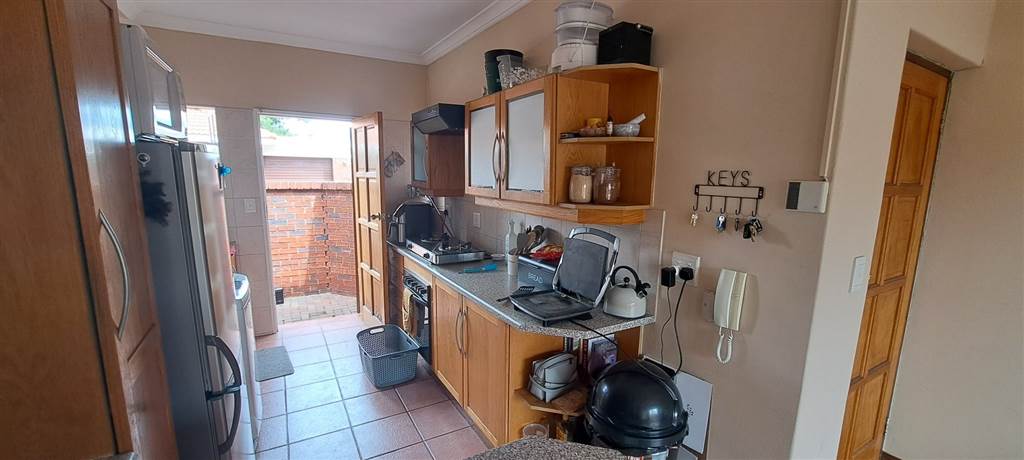 2 Bed Townhouse in Potchefstroom Central photo number 10