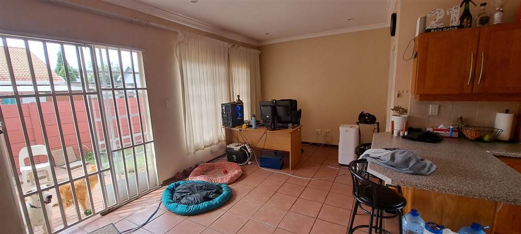 2 Bed Townhouse in Potchefstroom Central photo number 11