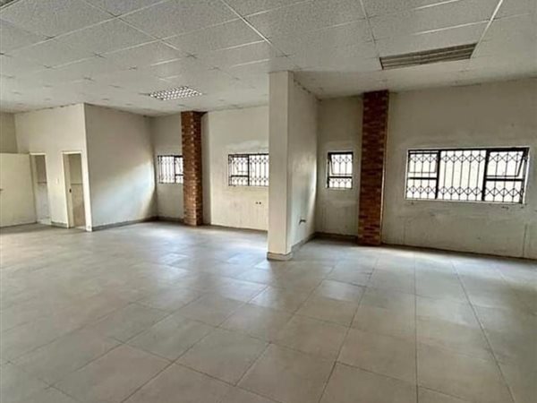 185  m² Commercial space