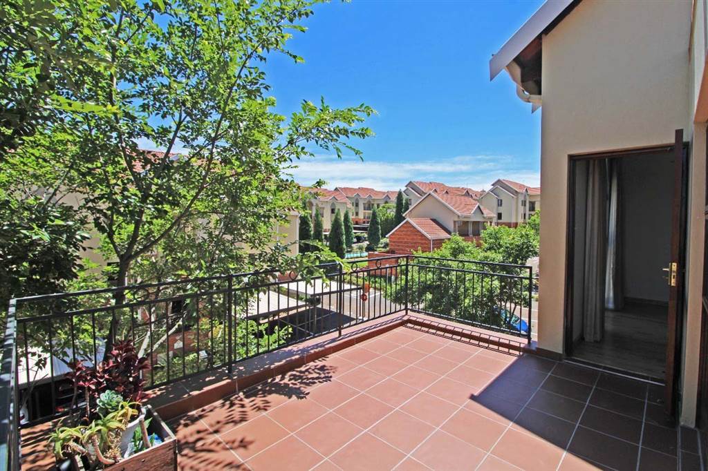 3 Bed Apartment in Bryanston photo number 9