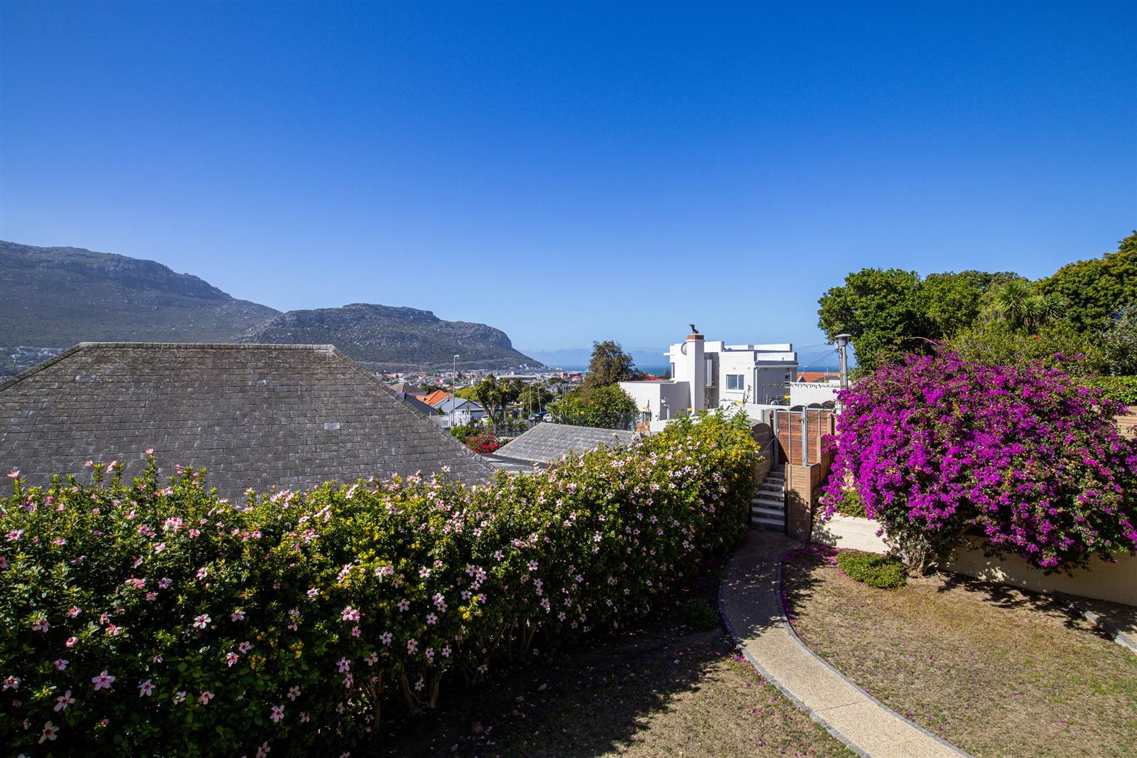 2 Bed Apartment in Fish Hoek photo number 2