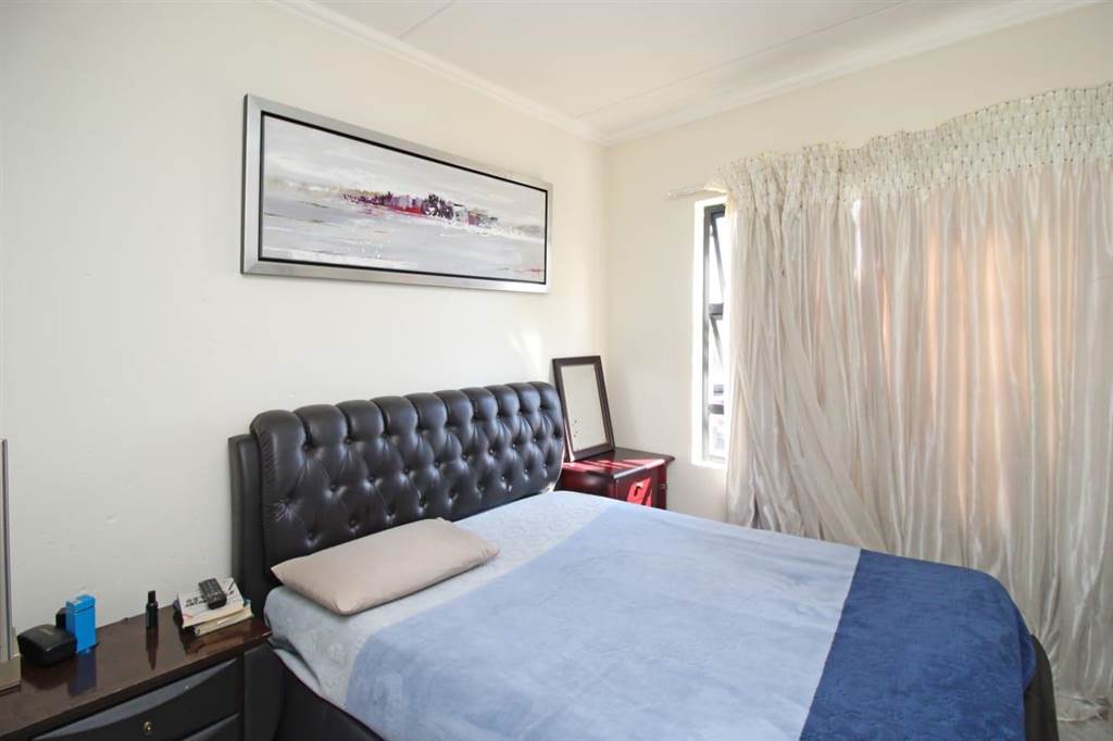 1 Bed Apartment in Broadacres photo number 18