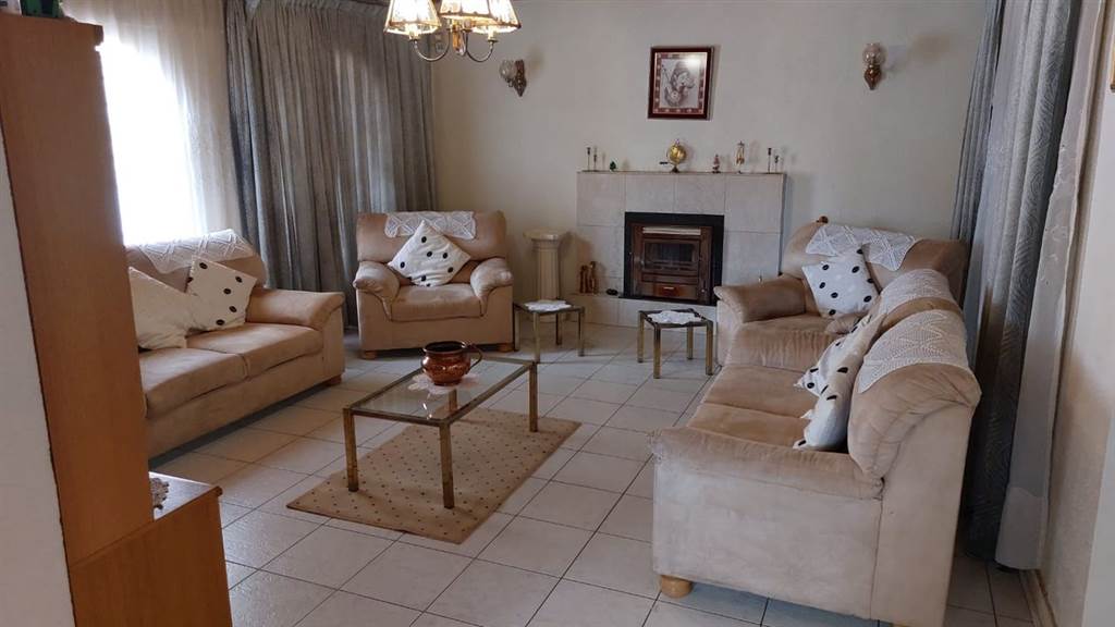 4 Bed House in Lenasia photo number 3