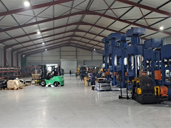2 100  m² Industrial space