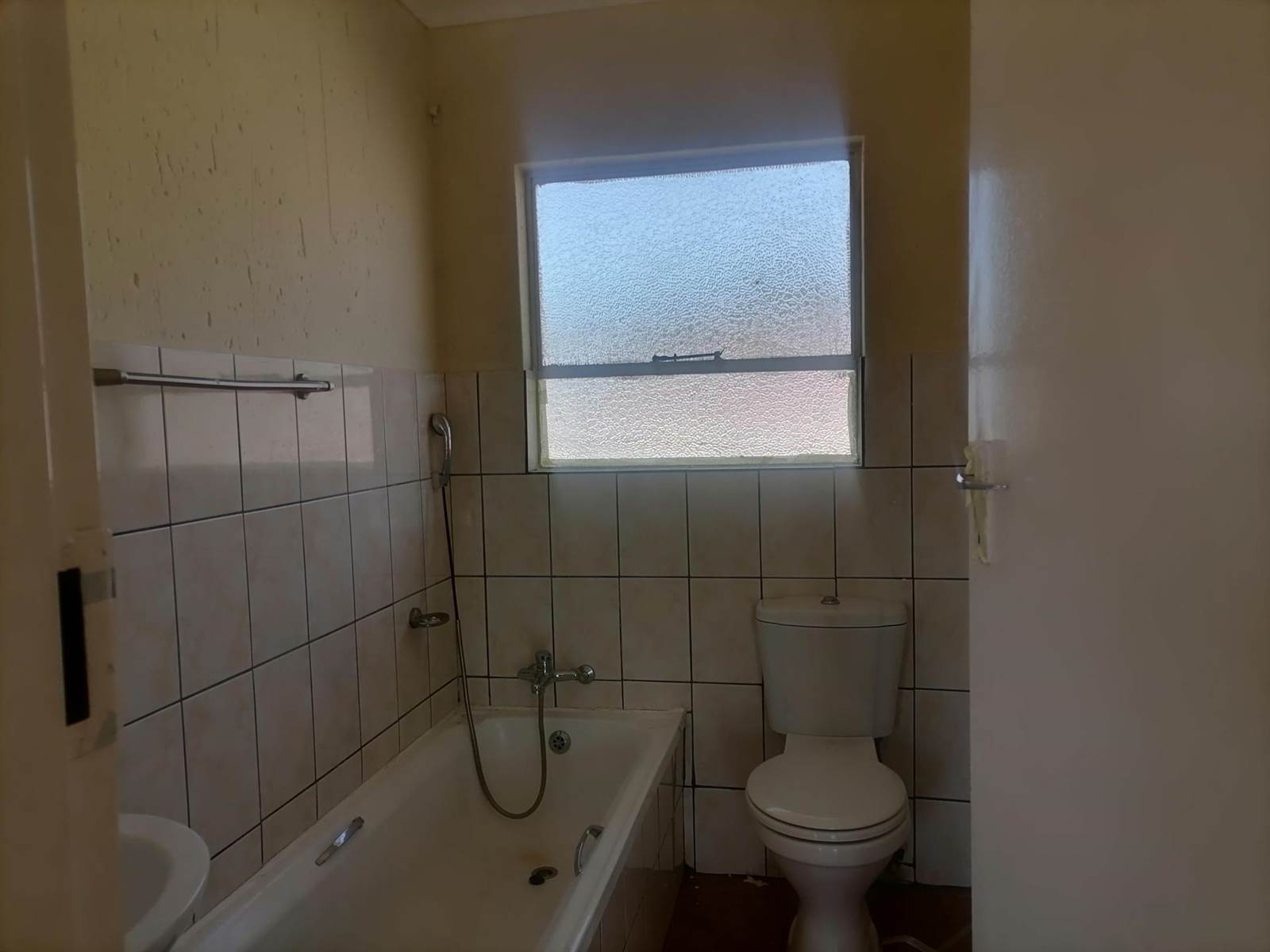 2 Bed Apartment in Rensburg photo number 11