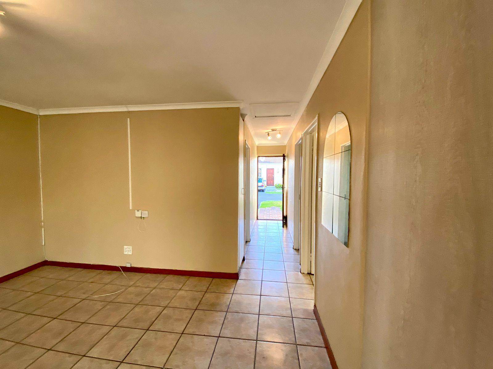 2 Bed Townhouse in Parow Valley photo number 4