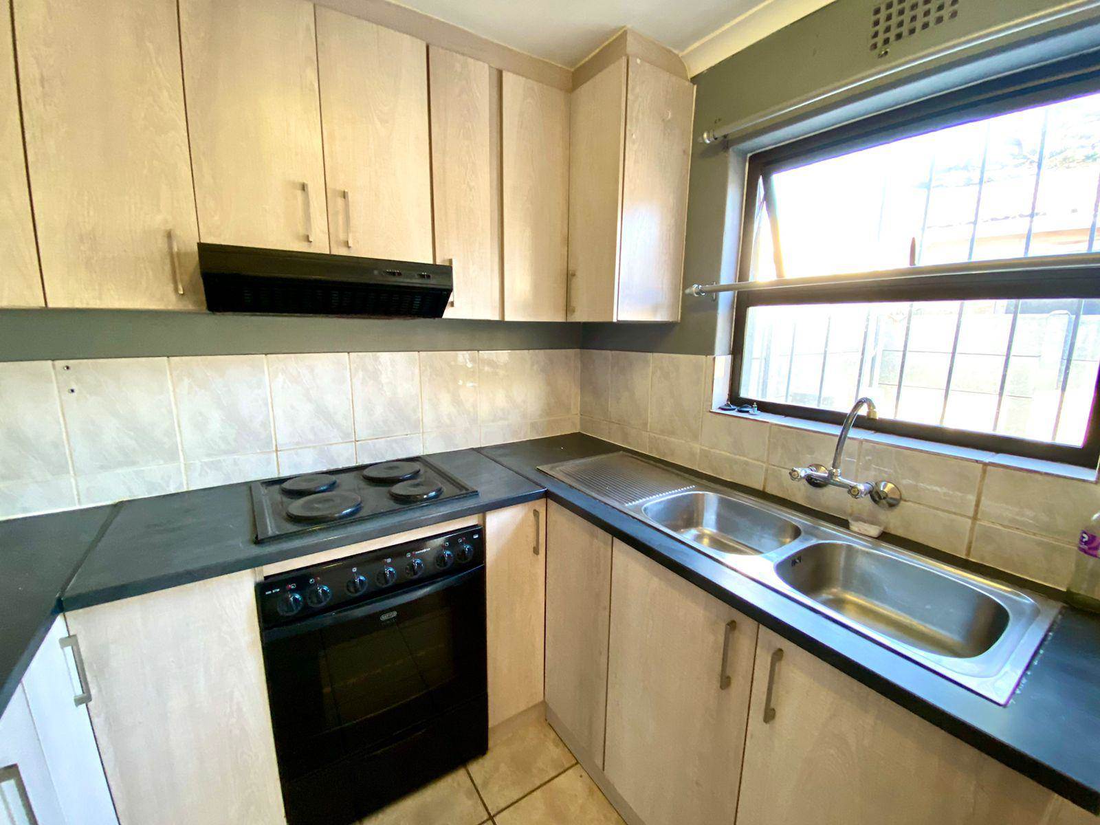 2 Bed Townhouse in Parow Valley photo number 5