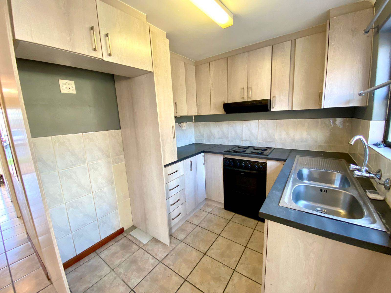 2 Bed Townhouse in Parow Valley photo number 6