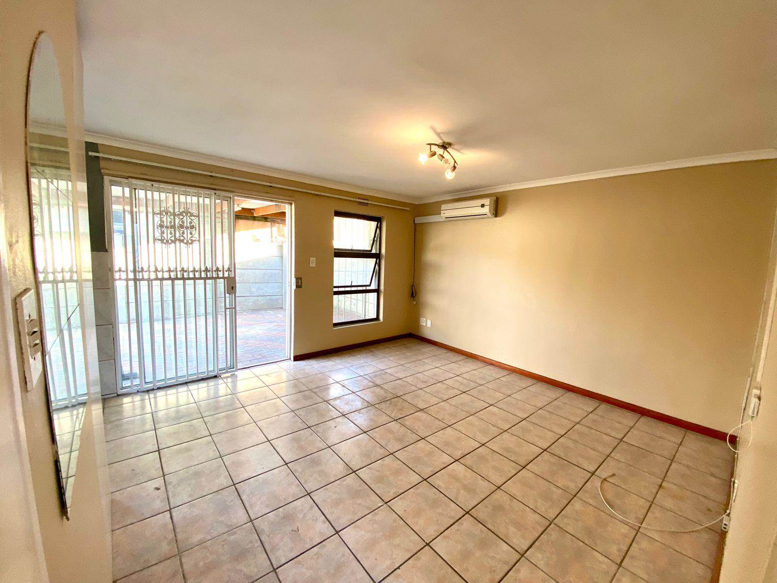2 Bed Townhouse in Parow Valley photo number 3