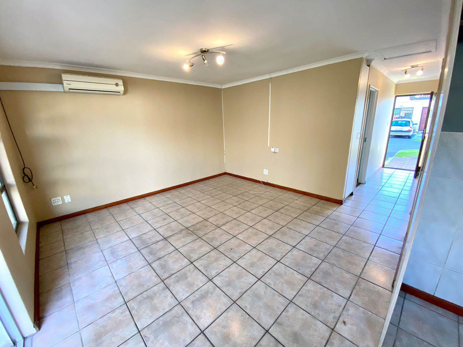 2 Bed Townhouse in Parow Valley photo number 7