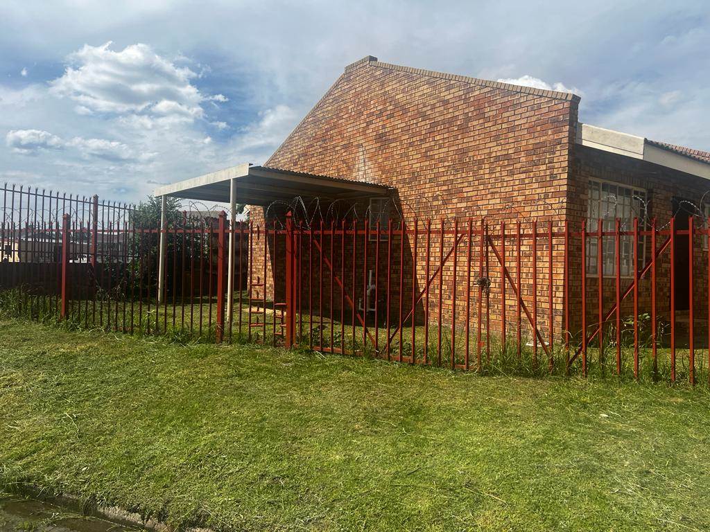 20 Bed House in Ficksburg photo number 1