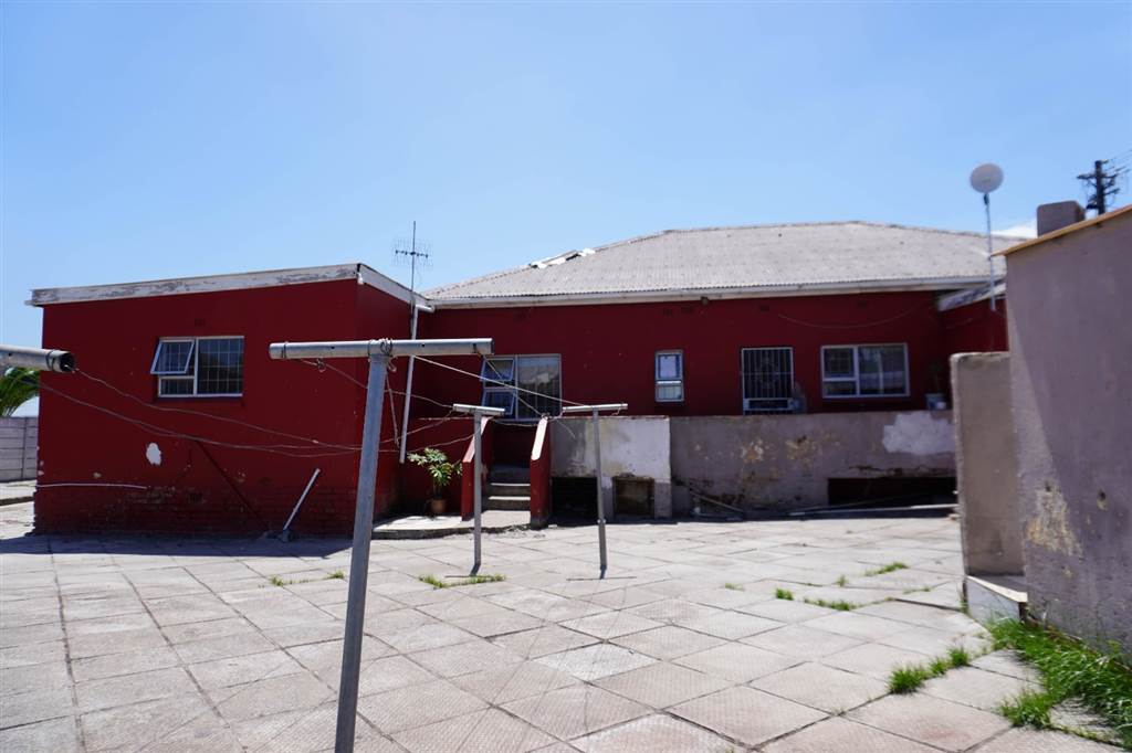 3 Bed House in Elsies River photo number 18